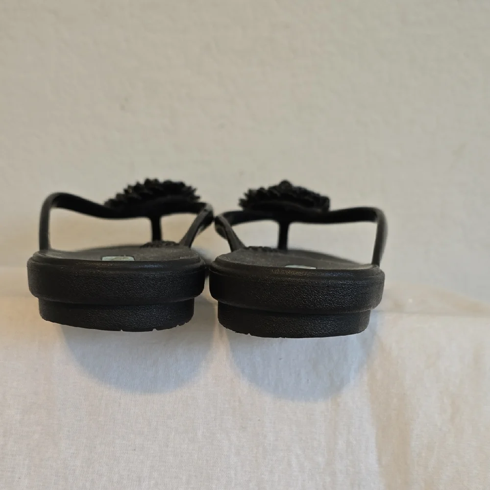 OKA b. Black Women's Sandals with Floral Accent. Size ML - Picture 4 of 16